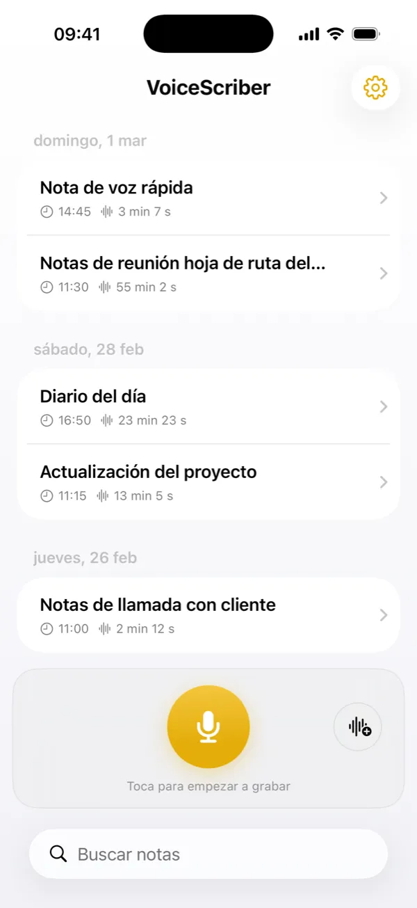 Pantalla de inicio con notas de voz, duración y botón de grabar